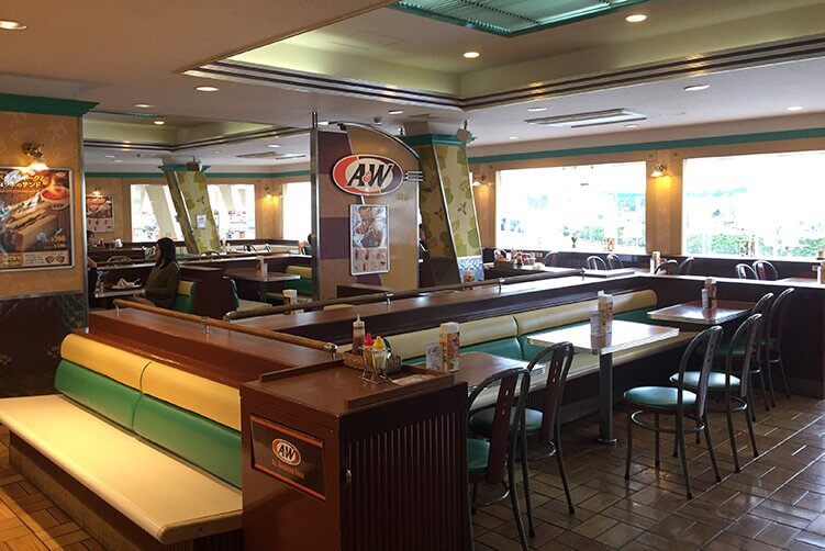 A&W 牧港店の店内